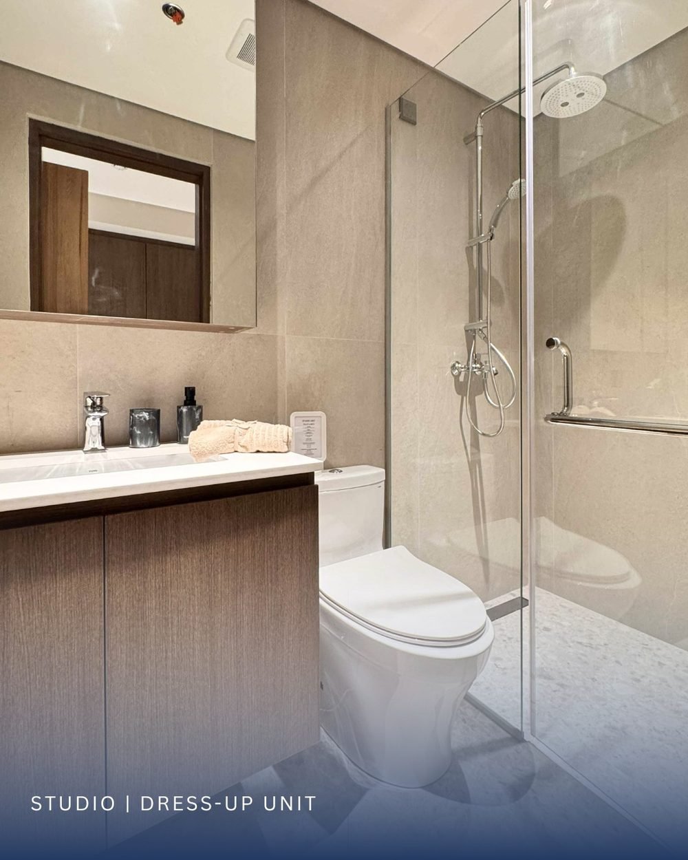 Studio dress-up unit — Bath with shower enclosure